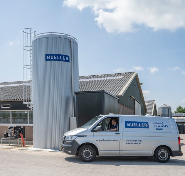 Mueller-servicebus-met-silo-en-koelmachine